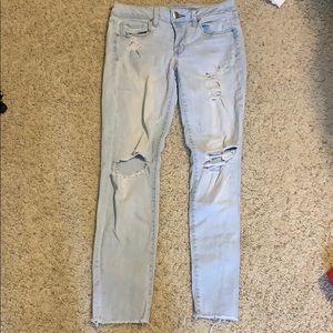 Lightwash ripped jeans with frayed bottom